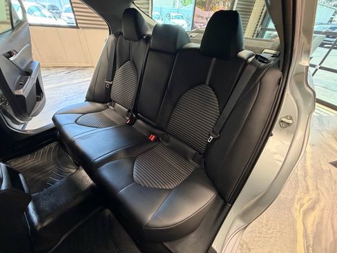 Used 2020 Toyota Camry SE FWD image 6