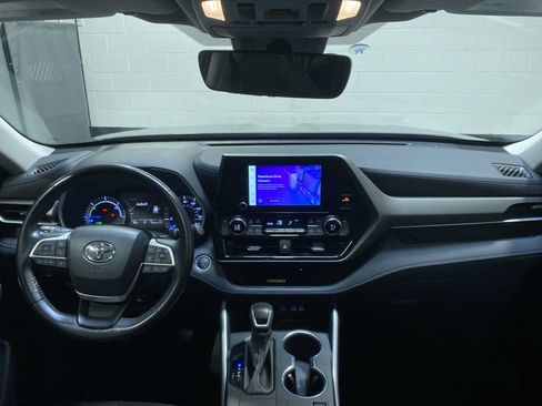 Used 2024 Toyota Highlander XLE AWD/4WD image 10