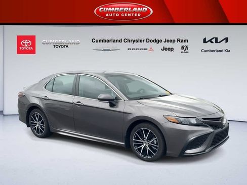 Used 2023 Toyota Camry SE image 2
