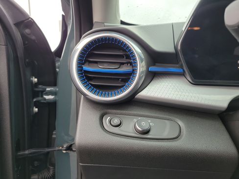 Used 2025 Chevrolet Trax LT w/ Sunroof Package image 21