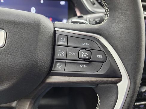 Used 2023 Jeep Grand Cherokee Limited w/ Black Appearance Package image 18