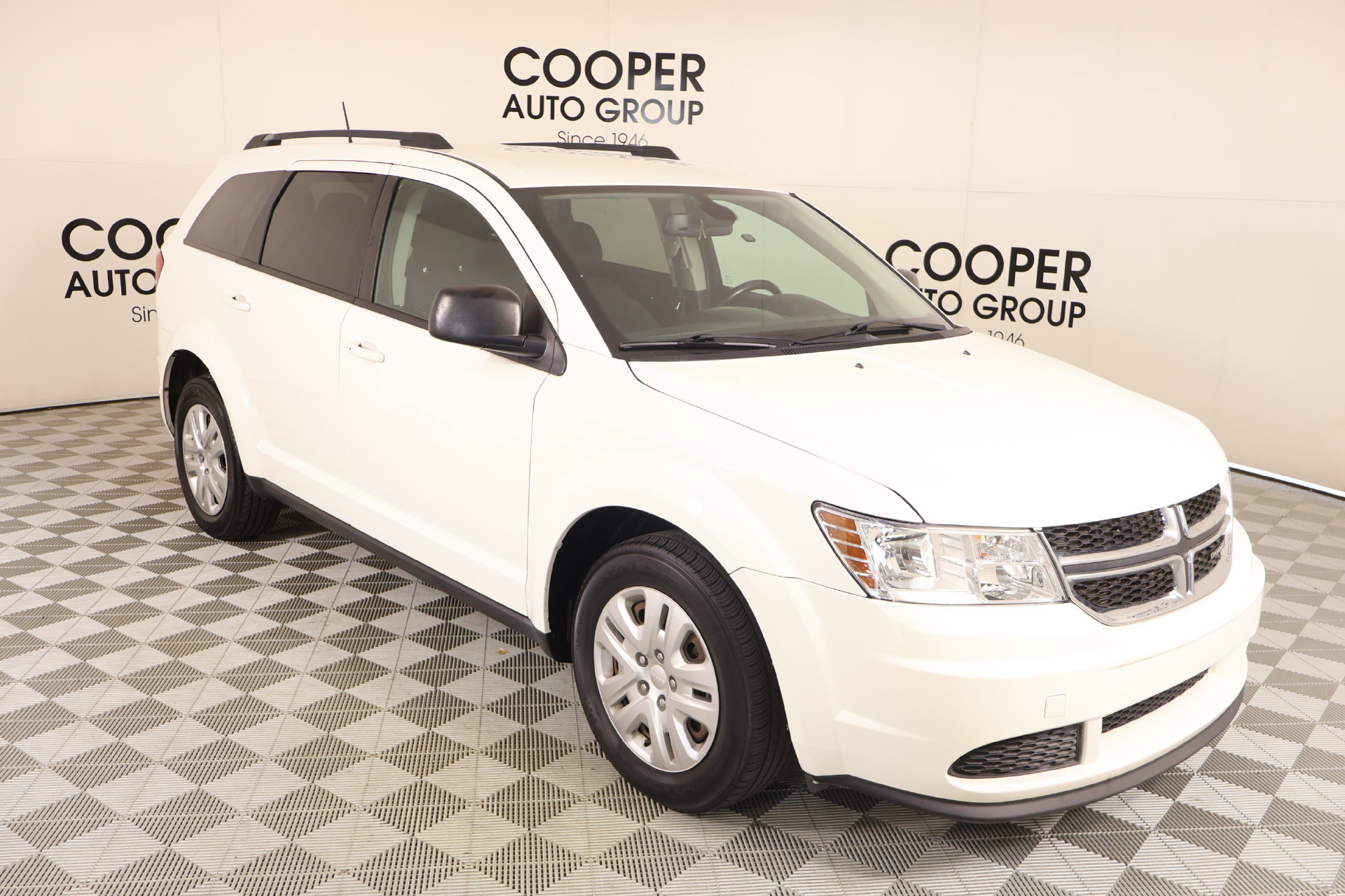 Used 2020 Dodge Journey SE w/ SE Popular Equipment Group FWD image 1
