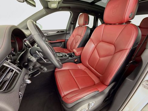Certified 2025 Porsche Macan image 5