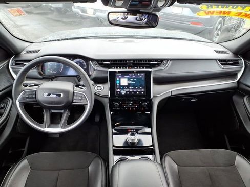 Used 2023 Jeep Grand Cherokee Altitude image 17