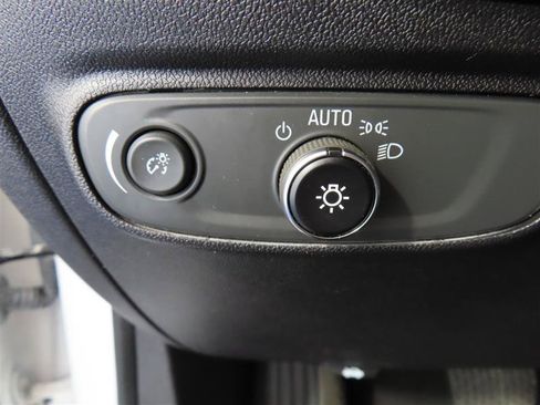 Used 2018 Chevrolet Equinox LT FWD image 17