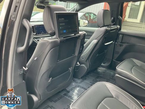 Used 2023 Chrysler Pacifica Limited w/ Uconnect Theater Family Group FWD image 36