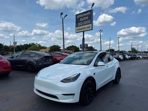 Used 2022 Tesla Model Y Long Range AWD/4WD image 1