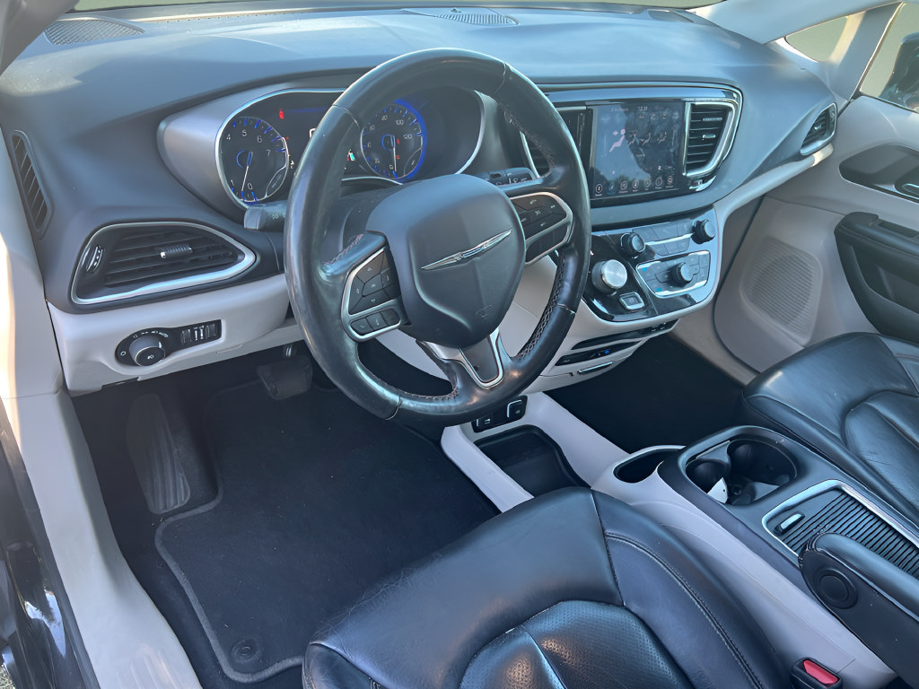 Used 2020 Chrysler Pacifica Touring-L Plus FWD image 17
