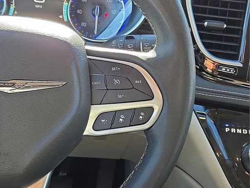 Used 2023 Chrysler Pacifica Limited image 21