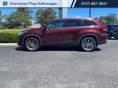 Used 2019 Toyota Highlander XLE AWD/4WD image 4