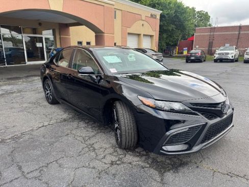 Used 2024 Toyota Camry SE image 4
