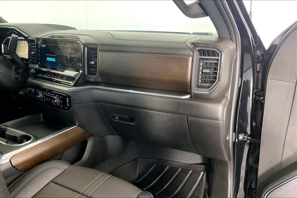 Used 2024 Chevrolet Silverado 2500 High Country w/ High Country Premium Package AWD/4WD image 18