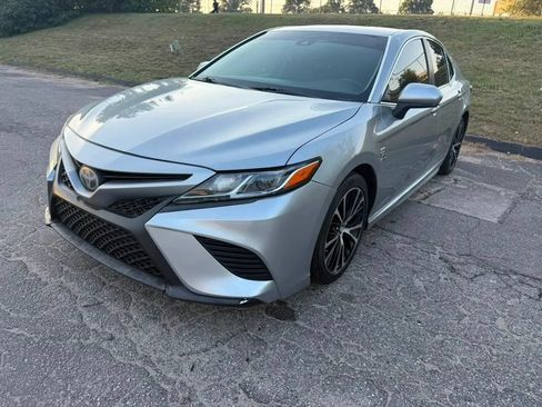 Used 2018 Toyota Camry SE FWD image 2