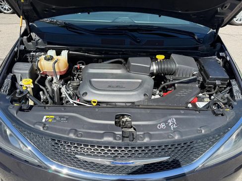 Used 2020 Chrysler Pacifica Limited FWD image 40