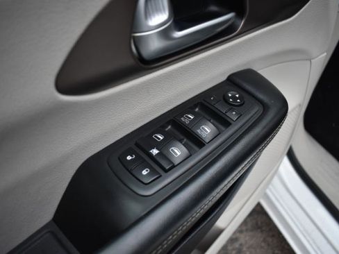 Used 2020 Chrysler Voyager Lxi image 27