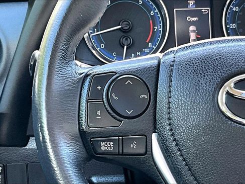 Used 2018 Toyota Corolla XLE FWD image 19