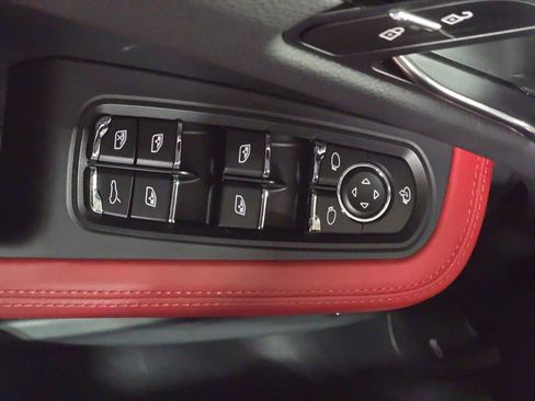 Certified 2025 Porsche Macan AWD/4WD image 21