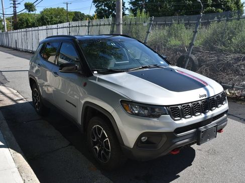 Used 2025 Jeep Compass Trailhawk AWD/4WD image 4
