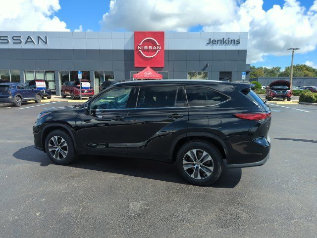 Used 2022 Toyota Highlander XLE FWD image 10