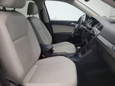 Used 2021 Volkswagen Tiguan SE w/ Panoramic Sunroof Package image 21