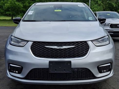 Used 2024 Chrysler Pacifica Touring-L FWD image 2