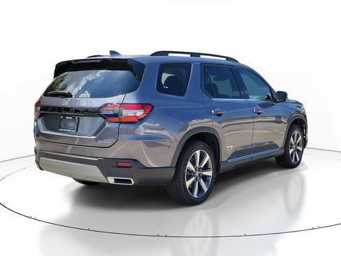 Certified 2025 Honda Pilot Touring image 6