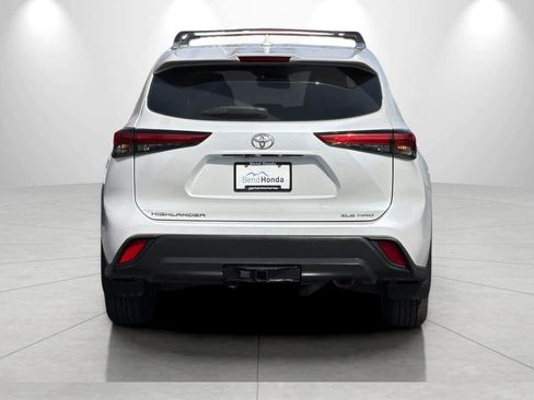 Used 2022 Toyota Highlander XLE AWD/4WD image 7