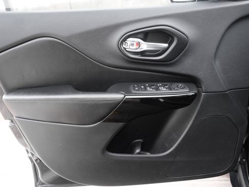 Used 2019 Jeep Cherokee Latitude Plus image 10