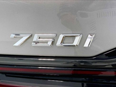 Used 2021 BMW 750i xDrive w/ Autobahn Package image 29