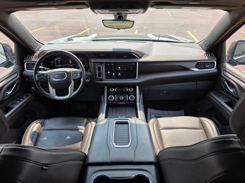Used 2022 GMC Yukon XL Denali w/ Denali Premium Package image 22