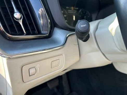 Used 2018 Volvo XC60 T5 Momentum w/ Vision Package AWD/4WD image 11
