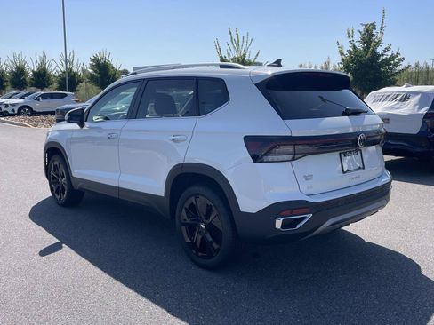 New 2026 Volkswagen Taos SE FWD image 5