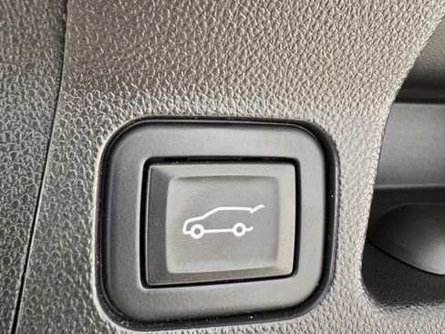 Used 2022 GMC Acadia SLE w/ Driver Convenience Package image 15