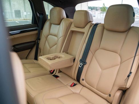Used 2018 Porsche Cayenne S image 25
