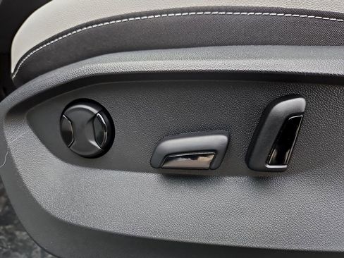 New 2026 Volkswagen Taos SE image 19