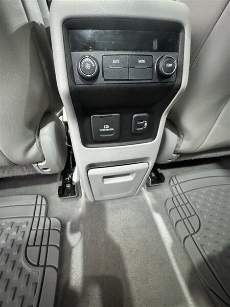 Used 2017 GMC Acadia SLT AWD/4WD image 10