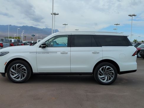 Used 2025 Lincoln Navigator Reserve AWD/4WD image 6