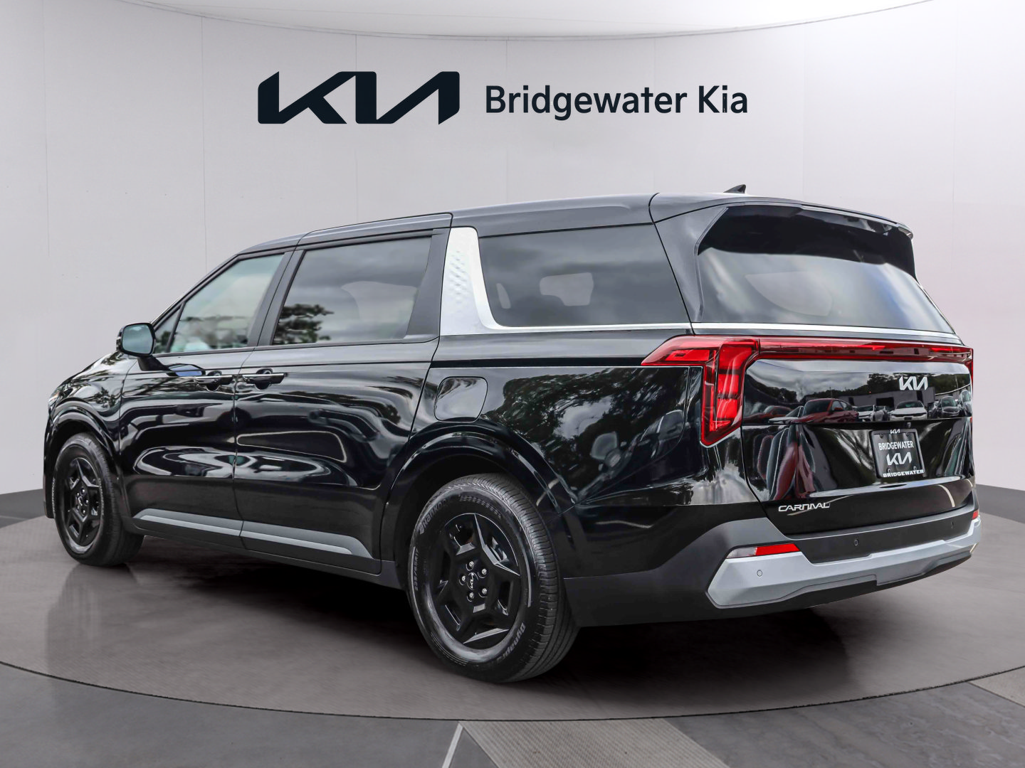 Used 2026 Kia Carnival FWD image 4