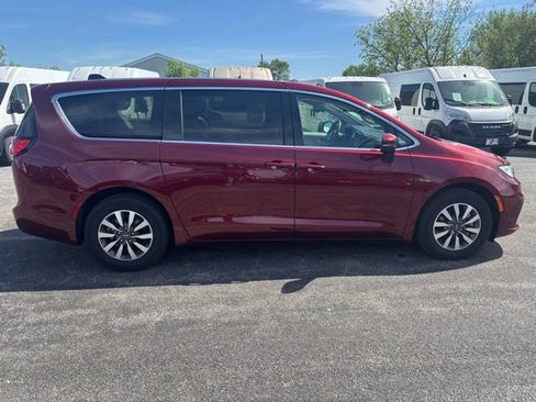Used 2023 Chrysler Pacifica Touring-L FWD image 6