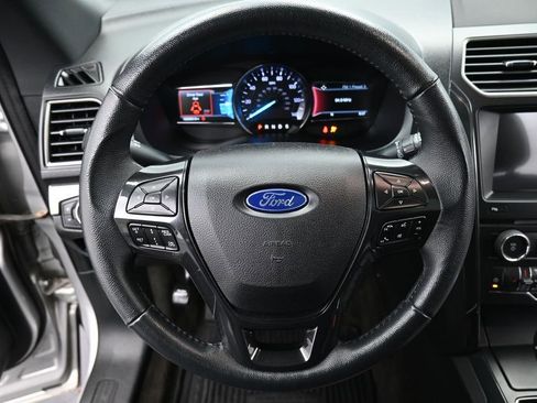 Used 2018 Ford Explorer XLT w/ Equipment Group 202A AWD/4WD image 13