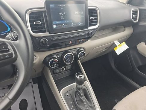 Used 2025 Hyundai Venue SEL FWD image 13