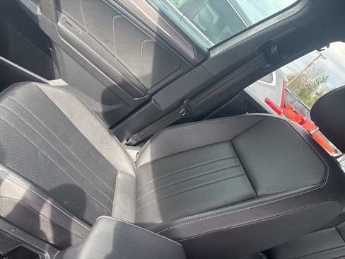 Used 2022 Volkswagen Tiguan SE R-Line image 9