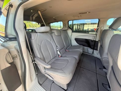 Used 2017 Chrysler Pacifica Touring FWD image 15