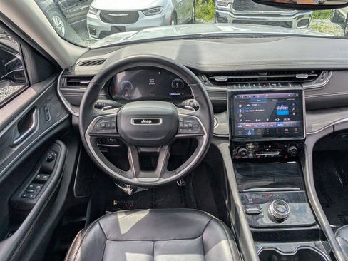 Used 2022 Jeep Grand Cherokee Limited image 16