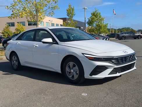 New 2026 Hyundai Elantra SE FWD image 3