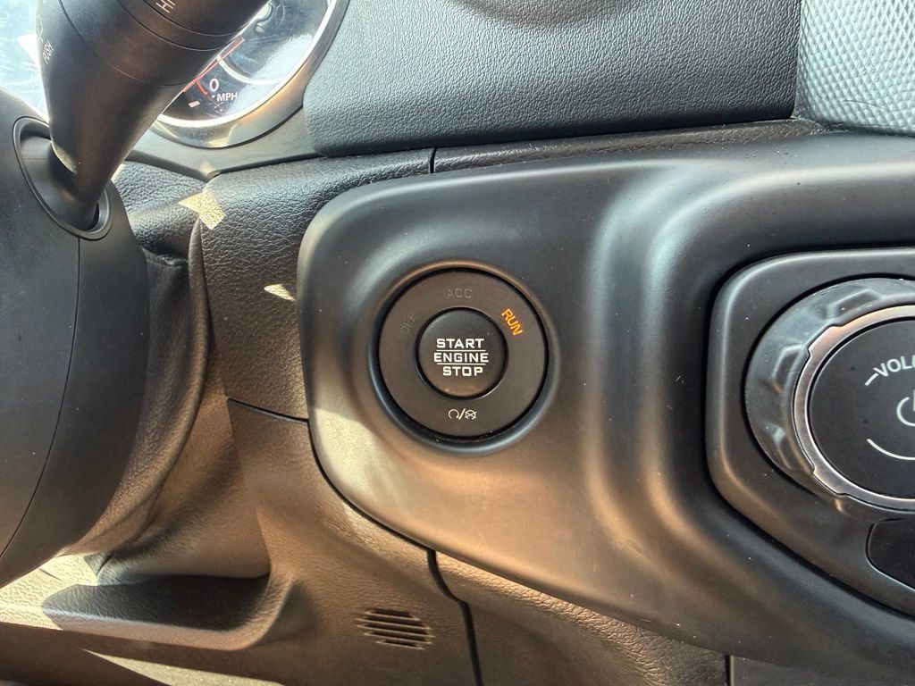 Used 2019 Jeep Wrangler Unlimited Sahara AWD/4WD image 29