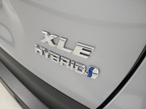 Used 2022 Toyota RAV4 XLE Premium AWD/4WD image 8
