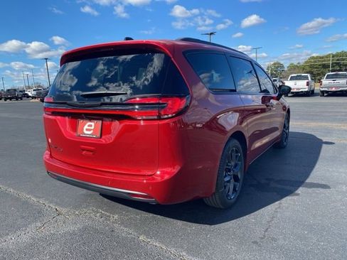 New 2026 Chrysler Pacifica Select image 7