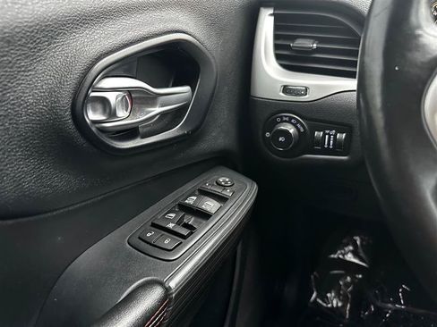 Used 2016 Jeep Cherokee Trailhawk AWD/4WD image 30