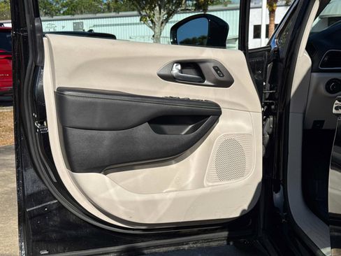 Used 2024 Chrysler Pacifica Touring-L image 16